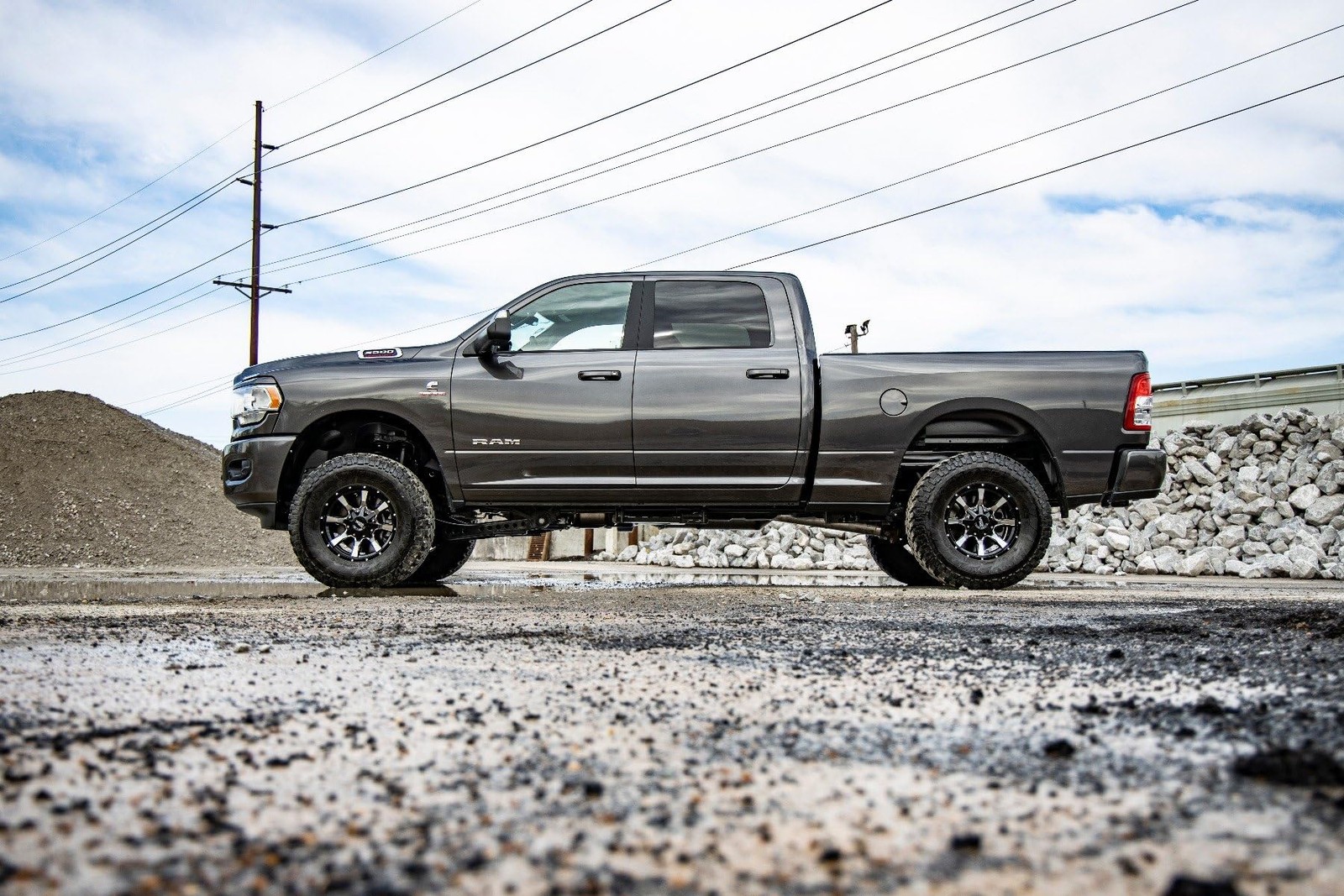 Rough Country 2.5″ Leveling Kit for 14-24 Ram 2500 | | N3 Shocks, Black