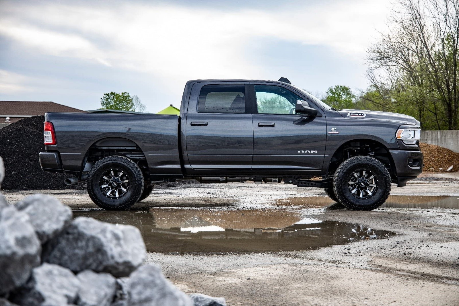 Rough Country 2.5″ Leveling Kit for 14-24 Ram 2500 | | N3 Shocks, Black