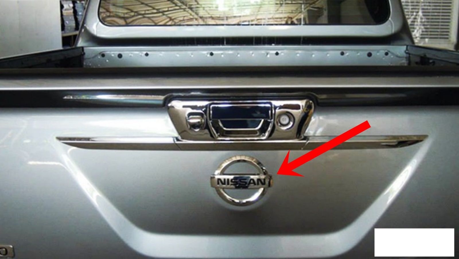 NAVARA NP300 D23 TAIL GATE CHROME LOGO EMBLEM GENUINE