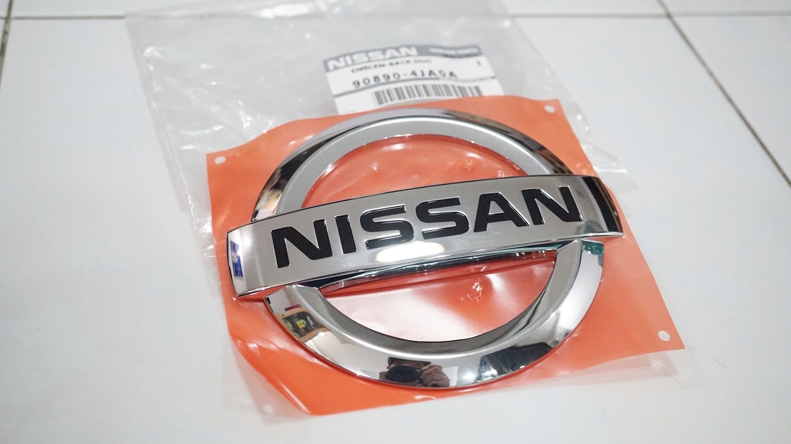 NAVARA NP300 D23 TAIL GATE CHROME LOGO EMBLEM GENUINE