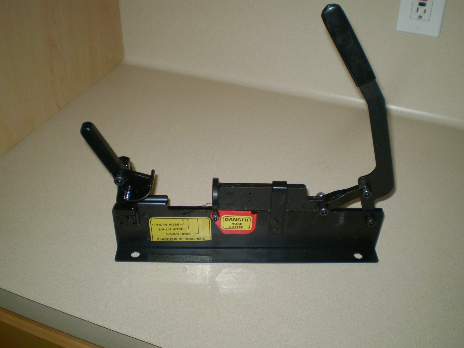 Push On / push lock-Hose assembly tool and hose cutter
