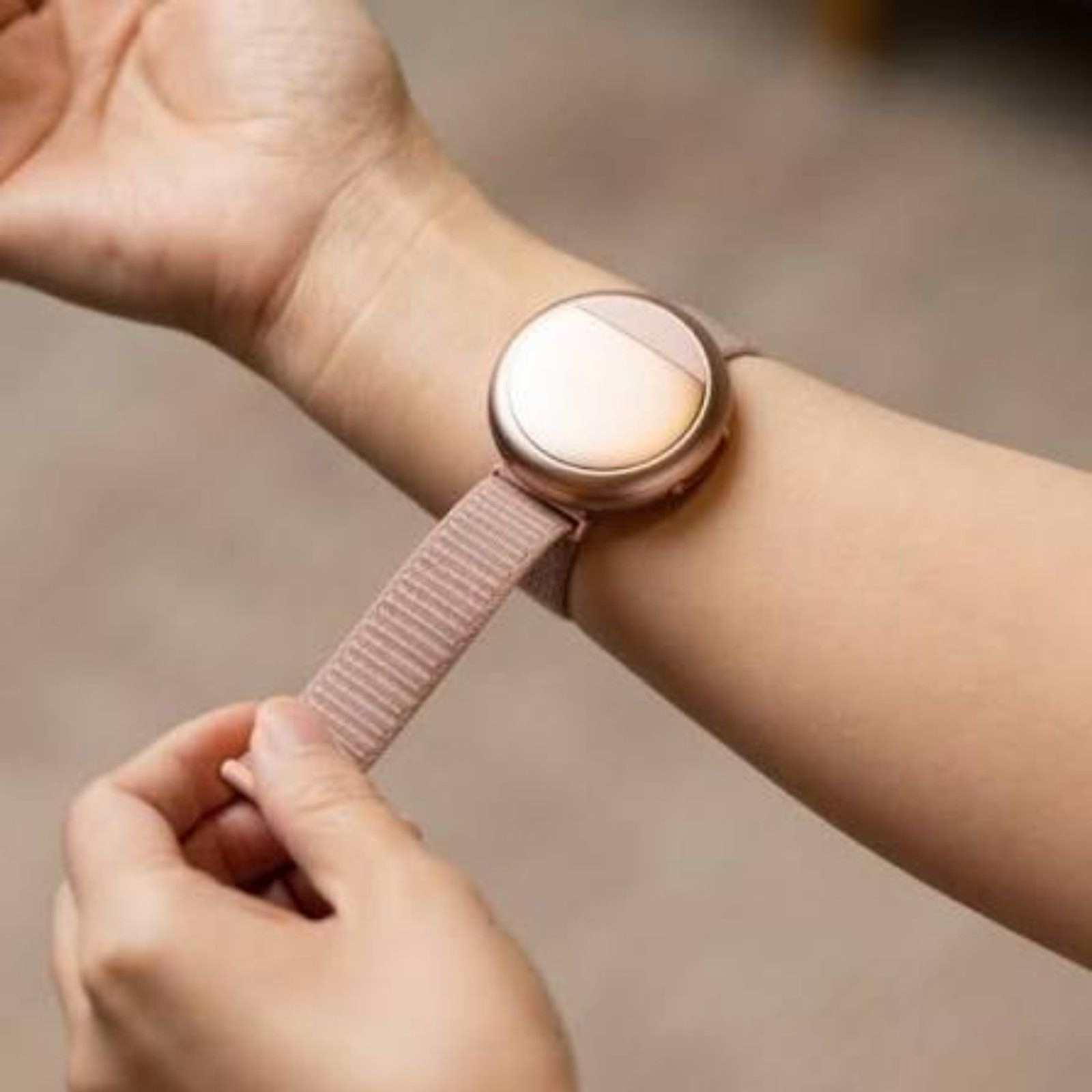 Embr Wave 2 Rose Gold Thermal Wristband Cooling Heating Wearable Mesh Band NIB