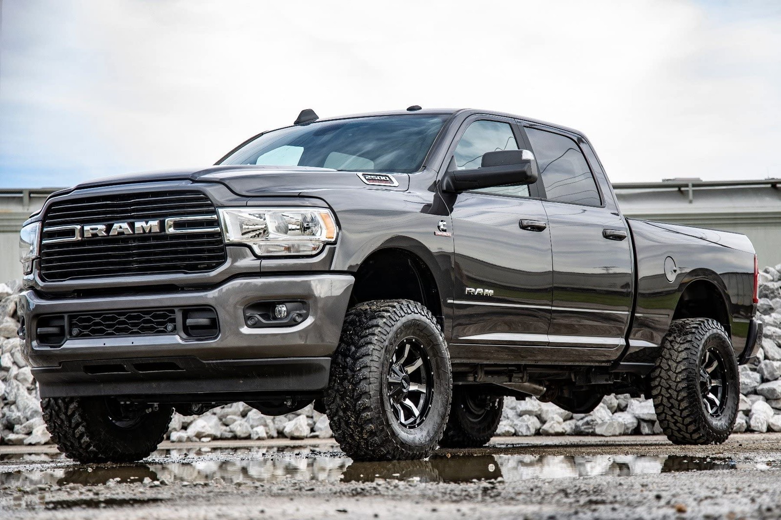 Rough Country 2.5″ Leveling Kit for 14-24 Ram 2500 | | N3 Shocks, Black
