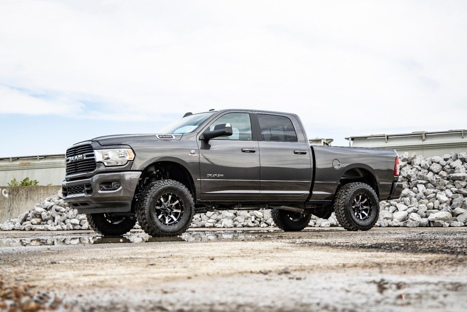 Rough Country 2.5″ Leveling Kit for 14-24 Ram 2500 | | N3 Shocks, Black